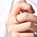 Anillo minimalista de acero inoxidable chapado en oro de 18k con circonitas de gota - US 7 / Dorado