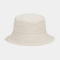 Détail d'un chapeau bob beige en coton avec bords effilochés et texture en sergé chic - Taille unique / Blanc Cassé
