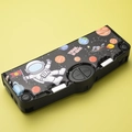 Estuche negro con tema espacial, diseño de astronauta y botones multifunción integrados - Astronauta Espacial Negro