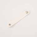 Gros plan sur l'organisateur de câbles en cuir blanc avec bouton pression métallique - Blanc