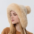 Berretto invernale beige in maglia con fodera in ecopelliccia e tre pompon soffici - Beige