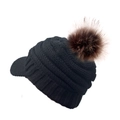 Zwarte gebreide muts voor dames met klep en bruine pompon van imitatiebont voor de winter - Zwart