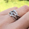 Anillo de espinas calado en plata estilo punk en el dedo con fondo natural verde - Anillo de Espinas de Oro Blanco Talla 6