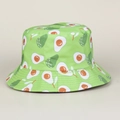 Gros plan d'un chapeau cloche vert avec des motifs d'avocat et d'œuf dynamiques. - M (56-58cm) / Avocat