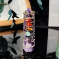 Handgefertigte Amethyst Kristall Säule mit Golddraht und sieben Chakra Steinen - Golddraht Umwickelt/7 Chakra Steine / Traumamethyst