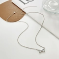 Collar de lazo plateado con cristallen de gota y cadena ajustable en fondo de estilo de vida - Lazo de Circón (10926)
