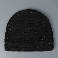 Détail du bonnet en maille noire avec paillettes argentées et fleur 3D décorative - M (56-58cm) / Noir