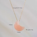 Vue détaillée du collier lune en pierre de soleil plaqué or 14K avec dimensions et poids précis - Pendentif Lune en Pierre de Soleil