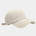 Detalle de los agujeros desgastados y la textura envejecida en la gorra de béisbol beige - L (58-60cm) / Beige