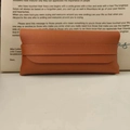 Custodia per occhiali minimalista in pelle marrone caramello con chiusura a patta - Cuoio