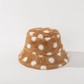 Dettaglio della texture del cappello bucket in peluche a pois marroni e bianchi in pelliccia - M (56-58cm) / Cachi