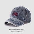 Détail de la casquette en denim délavé avec broderie OYC rouge et texture vintage usée - Enfant 54cm / Bleu marine