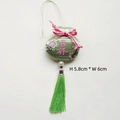 Detalle de una bolsa bordada verde con motivos florales y borlas de seda, talla 6x5,8cm - Auspicioso (Tipo borla)