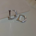 Gros plan de boucles d'oreilles argentées en forme de D serties de cristaux scintillants - Boucle d'Oreille en Diamant Complet Lettre D Argentée (21#)
