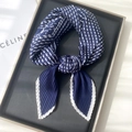 Foulard in seta plissettata blu navy e bianco con motivo geometrico a righe ad anello - Blu