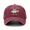 Detailansicht der burgunderroten Baumwollkappe mit Fish Fear Me Slogan-Aufdruck - Einheitsgröße / Burgunderrot