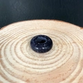 Perla singola 5x10mm in pietra di sabbia blu scintillante con foro centrale su legno - Pietra di stelle blu