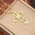 Collar con colgante de cruz en oro de 18K con circón verde corazón y estuche - Verde