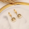 Détail de boucles d'oreilles Arbre de Vie dorées avec zircons sur un plateau déco - Boucles d'Oreilles Zircone Arbre de Vie (3#耳环)