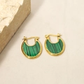 Eleganti orecchini dorati a forma di U con malachite intarsiata su sfondo strutturato - Verde Malachite