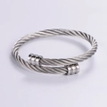 Brazalete ajustable de acero inoxidable plateado con diseño de cable trenzado, vista de 45 grados - Color Acero