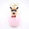 Dettaglio del ciondolo bulldog francese con occhiali da sole e pompon rosa soffice - Rosa chiaro