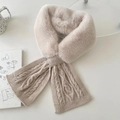 Detail der Zopfmuster-Stricktextur und Kunstpelzkragen am beigen Winterschal - Khaki