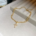 Dettaglio di un bracciale dorato a doppio strato con croce di zirconi in una scatola - Bracciale a Doppio Strato con Croce / Bracciale-Oro (Placcato Oro Vero)