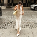 Vestido largo ajustado con cuello en V en blanco crema de tela con brillo - S / Beige