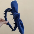 Detalle de diadema de terciopelo azul marino con dientes antideslizantes y relleno de esponja - Azul marino