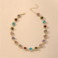 Dettaglio di gemme tonde colorate su catena dorata con bordi in pavé di diamanti fini - Collana di strass colorati (rotonda)