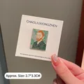 Spilla artistica in smalto con autoritratto di Van Gogh e sfondo blu a vortice, 2,7x3,3 cm - Van Gogh Autoritratto