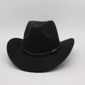 Detail des schwarzen Cowboyhuts aus Filz mit braunem Flechtband und Metallschnalle - Schwarz