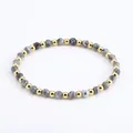 Pulsera minimalista de amazonita gris de 4 mm con cuentas de metal chapado en oro pulido - Piedra de Mapa
