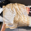 Dettaglio del morbido tessuto satinato con stampa a righe tigrate su un foulard di seta - 70x70cm / Stampa Zebra Beige (W-451)