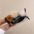 Schwarze Monster-Haarklammer mit beigen und braunen Plüschbällen in der Hand - Kaffee Plüschball (43#)