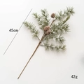 Künstlicher Weihnachts-Kiefernzweig mit drei Naturzapfen und Frost-Effekt, Länge 45cm - Zweig-126