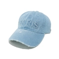 Dettaglio del ricamo PARIS su cappellino in denim lavato con visiera effetto usurato - Celeste / M (56-58cm)