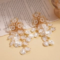 Auffällige goldene Blumenohrringe mit Perlenquasten und Vintage-Schalenblütenblättern - Silbernadel-Weiß