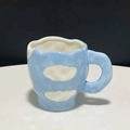Tazza in ceramica blu fatta a mano con motivi di nuvole 3D bianche e un manico robusto - Tazza Blu Chiaro