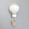 Decorazione a mongolfiera in feltro di lana bianca a pois blu con cestino marrone - Grande / Bianco