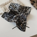 Detailopname van luipaard scrunchie met zwarte strik en gouden handgemaakte hanger - 7# Grijze Luipaard Met Strik