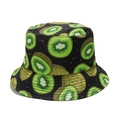 Detail van zomerse vissershoed met levendige kiwi-patronen op een zwarte stof - M (56-58cm) / Zwarte Kiwiprint