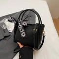 Secchiello nero in pelle a grana litchi con dettagli dorati e foulard di seta a scacchi - Nero