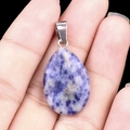 Colgante de lágrima de sodalita natural azul y blanca con cierre de plata - Sodalita (1 pieza)