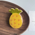 Vista detallada de una linda pinza para el cabello de piña en acrílico amarillo y verde - Piña