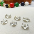 Makroaufnahme silberner gewellter Metall-Zwischenperlen für DIY-Schmuckherstellung - 8mm / Hellsilber