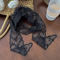 Nastro per capelli in pizzo nero con ricamo floreale su tavolo in legno vintage - Bordo in pizzo / Nero Fiore Piccolo