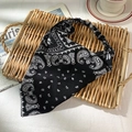 Fascia per capelli elastica nera con motivo paisley boho su vassoio in vimini - Nero
