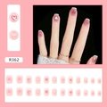 Kurze runde Nägel in Rosa mit Farbverlauf, roten Herzmustern und weißen French-Spitzen - R362 Transparent Rosa Herz Kleber-Stil